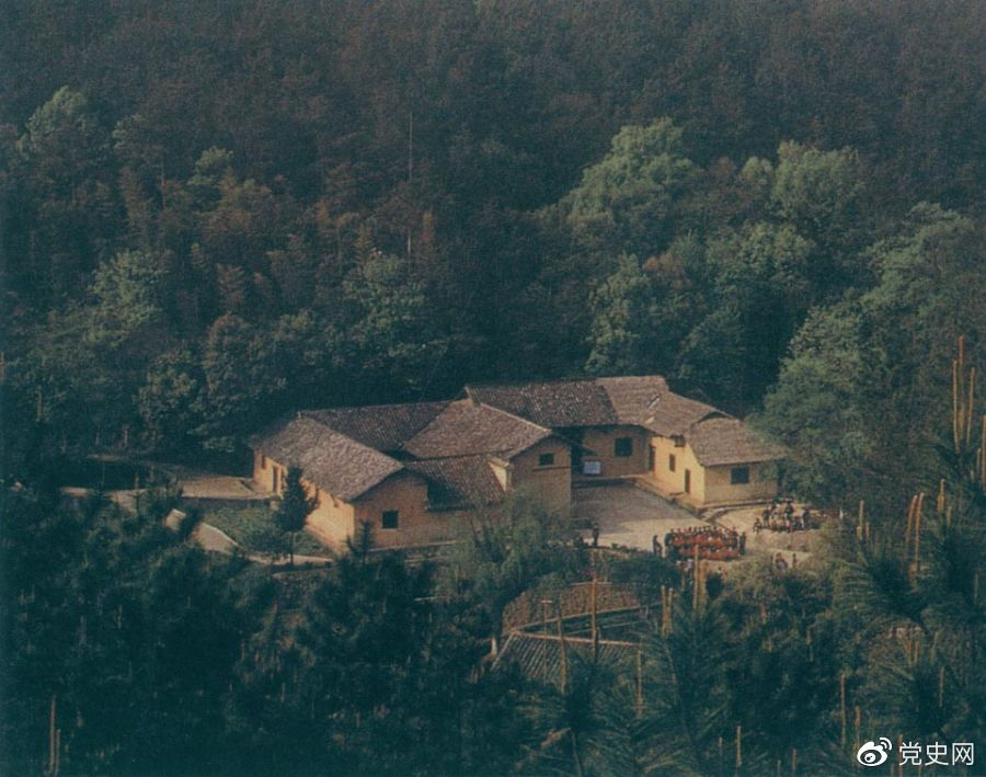 毛澤東故居&mdash;&mdash;湖南省湘潭縣韶山?jīng)_上屋場(chǎng)。1893年12月26日，毛澤東在這里誕生。